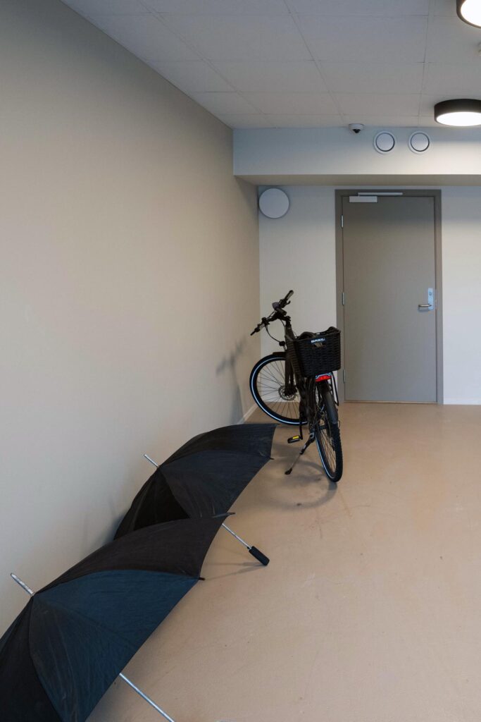 Sykkelparkering og inngangssone tilrettelagt for ansatte.