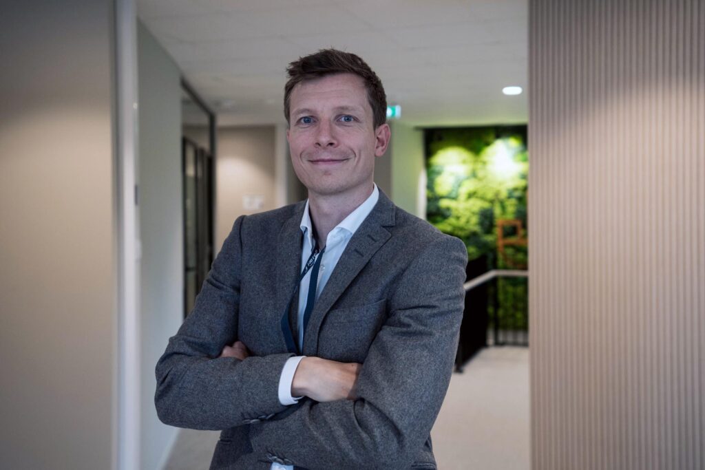 Gunnstein Kjosavik i rehabiliterte lokaler i Flintergata 4.