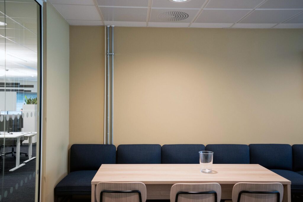 Nytt møterom i rehabiliterte kontorlokaler.