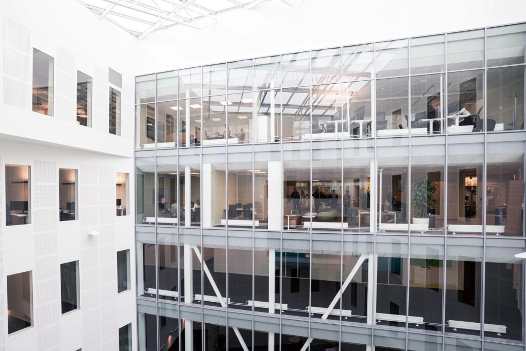 Åpent atrium med glassfasader og kontorlokaler i Maskinveien 15.