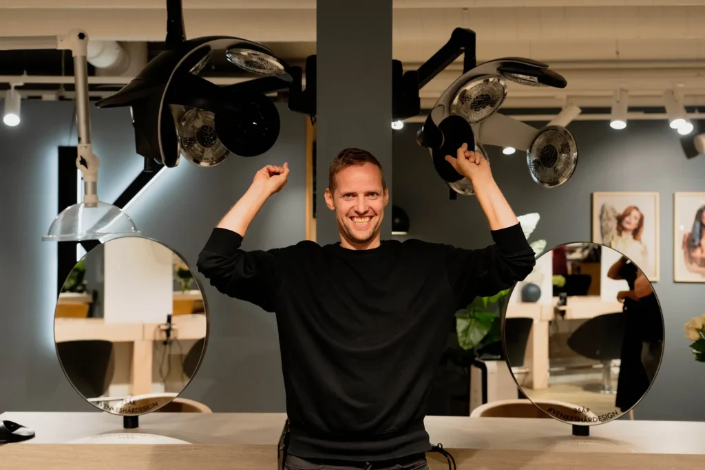 Svein Ole fra PFR hos frisøren Vibeke på Thon Senter Madla.