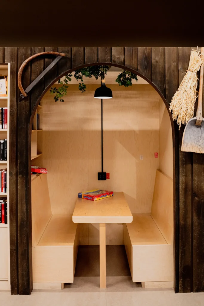 Sitteplass inspirert av norrøn historie i biblioteket på Thon Senter Madla.