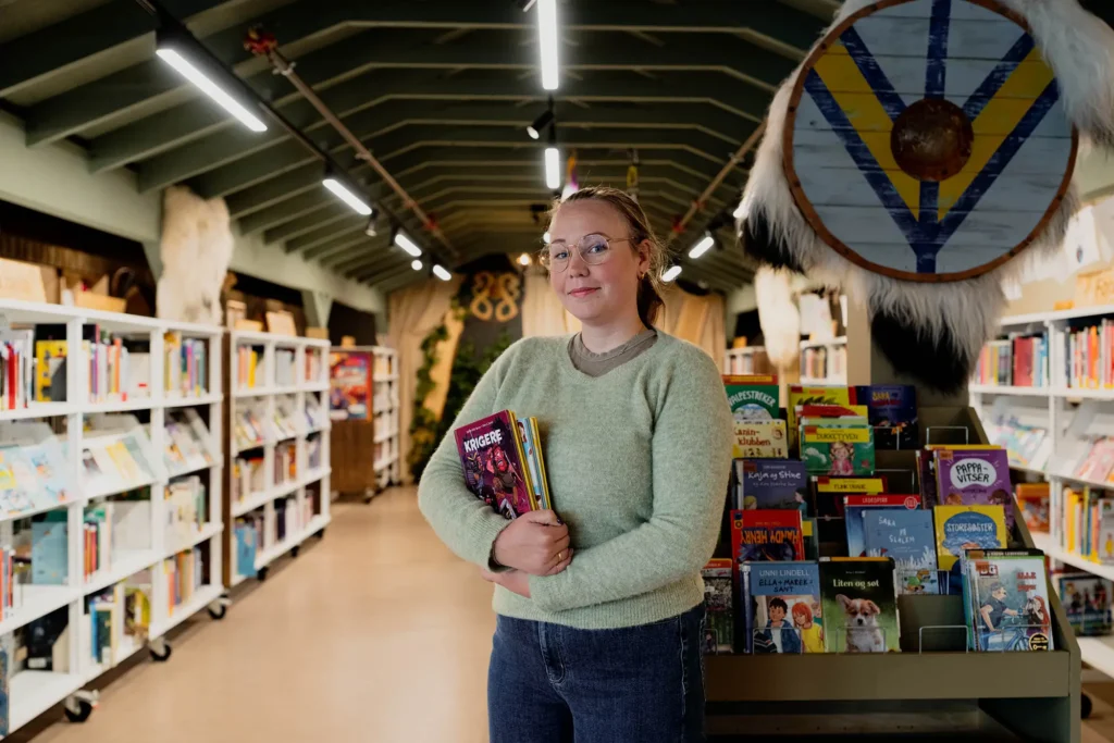 Bibliotekar Rebecca Hennum-Bergsagel i det nye biblioteket på Thon Senter Madla.