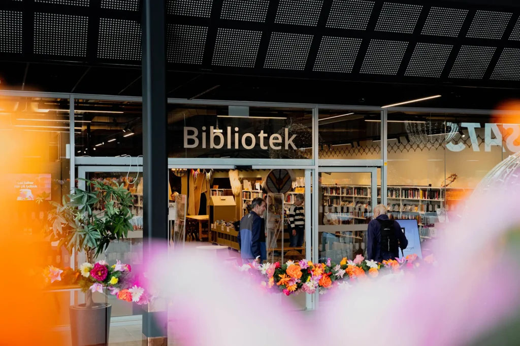 Inngangen til biblioteket på Thon Senter Madla.