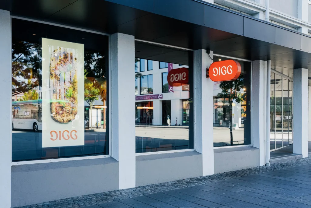 Digg med uteservering utenfor senteret.